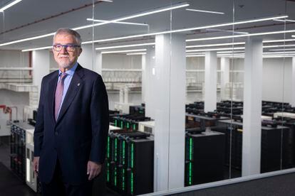 Mateo Valero, director del  Barcelona Supercomputing Center (BSC), delante de la sala que contiene el Marenostrum 5.