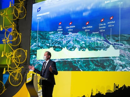 El director del Tour, Christian Prudhomme, durante la presentación en Vitoria de las etapas vascas.