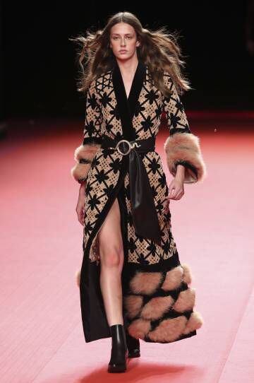 Una modelo luce un abrigo con plumas de marabú de Teresa Helbig, en la Mercedes-Benz Fashion Week Madrid, este viernes.