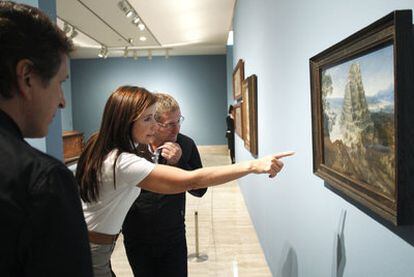 Fuensanta Nieto junto a Luis M. Mansilla y, a la izquierda, Emilio Tuñón, señala a <i>La torre de Babel </i>(1595), de Lucas van Valckenborch.