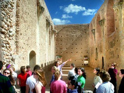 Un grupo de estudiantes norteamericanos visita las ruinas del refectorio del monasterio de la Valldigna.