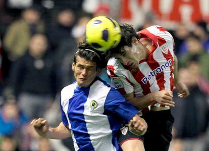 El jugador del Hércules Valdéz lucha por un balón con el jugador del Athletic Javi Martínez esta temporada.