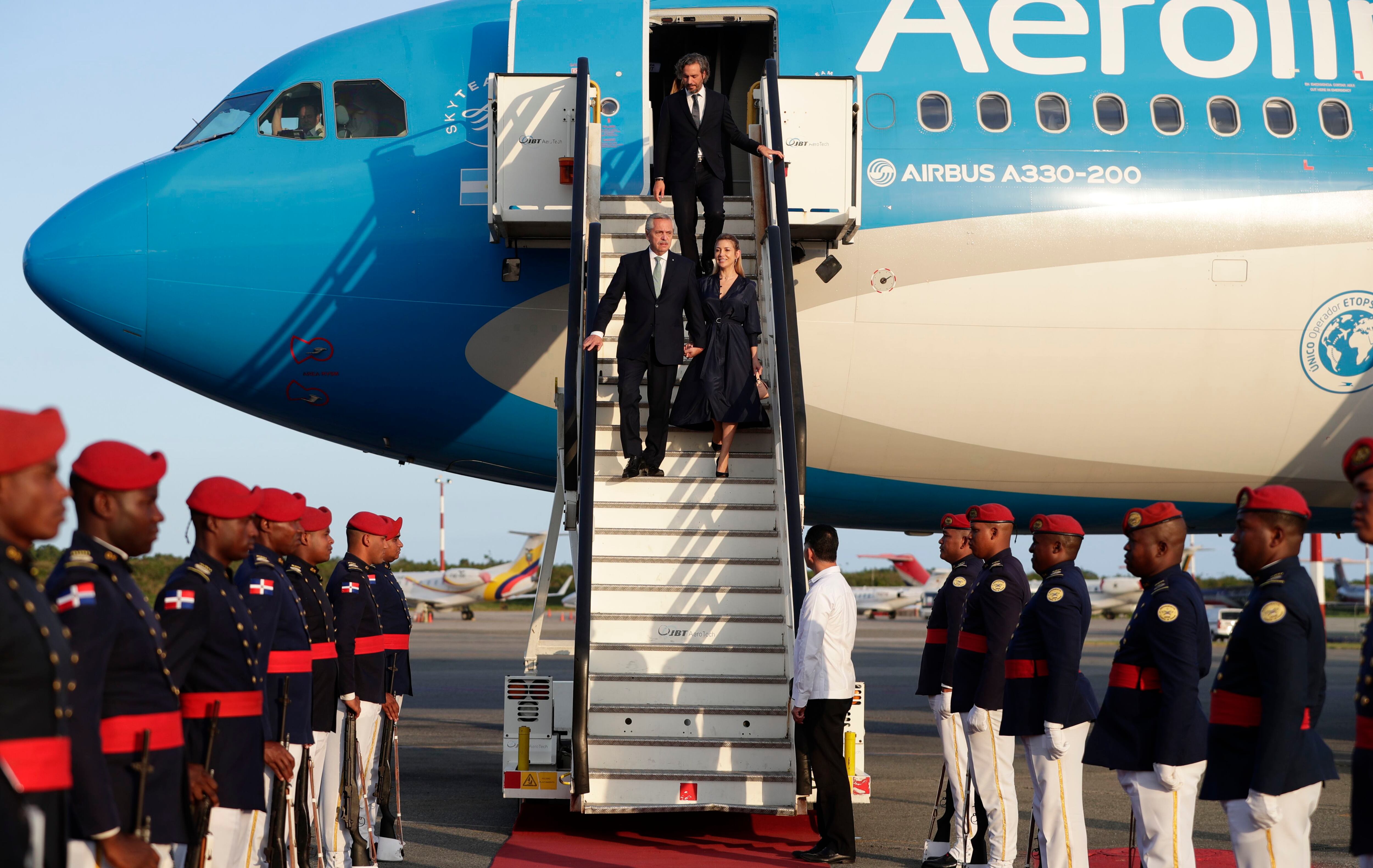 El presidente de Argentina, Alberto Fernández, y su esposa, Fabiola Yáñez, acompañados del ministro de Relaciones Exteriores, Santiago Cafiero, llegan a Santo Domingo para asistir a la Cumbre Iberoamericana.