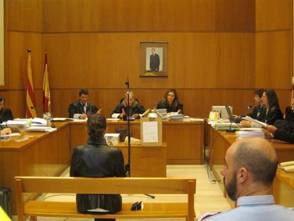 Ana Mar&iacute;a Aguilar, de espaldas, durante su juicio en la Audiencia de Barcelona