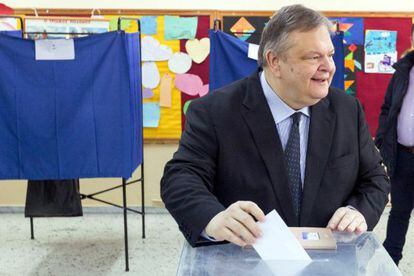El líder del PASOK, Evánguelos Venizelos, deposita su voto.