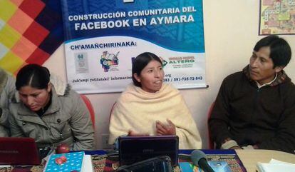 Miembros del grupo encargado de traducir Facebook al aymara.