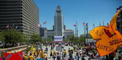 La palabra "Resist" en el Ayuntamiento de Los Ángeles.