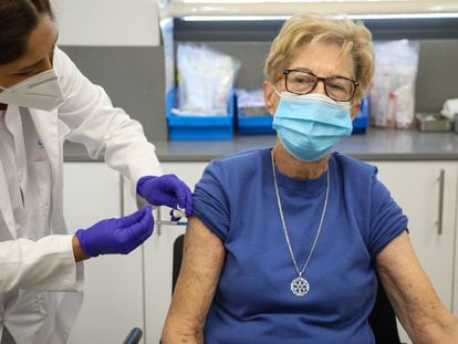 Una mujer se vacuna contra la gripe y recibe la tercera dosis contra la covid en el centro de salud Baviera de Madrid, el pasado 25 de octubre.