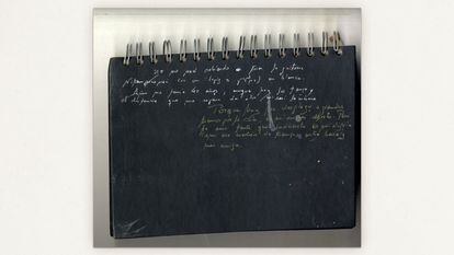 Un cuaderno en cuya tapa Vega escribe: “Yo no nací sabiendo tocar la guitarra. Ni tampoco con un lápiz ni un papel en blanco...”