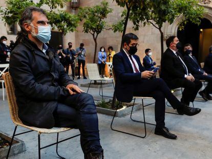 El presidente de Omnium Cultural, Jordi Cuixart; el secretario general de JxCat, Jordi Sànchez, el presidente de ERC y ex vicepresidente de la Generalitat, Oriol Junqueras, y el nuevo presidente de la Generalitat, Pere Aragonès, durante su toma de posesión.