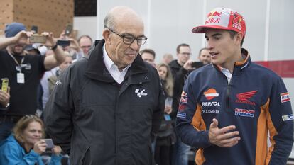 Carmelo Ezpeleta charla con Marc Márquez durante un gran Premio de Valencia, en una fotografía de 2018.