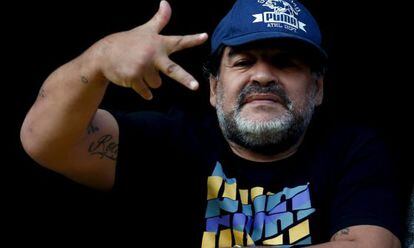 Maradona gesticula desde la grada durante el partido en La Bombonera.