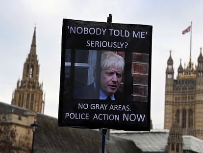Un manifestante a las puertas del Parlamento británico, en Londres, después de conocer las fiestas a las que asistía Boris Johnson durante la pandemia.