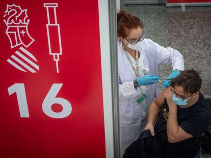 COMUNIDAD VALENCIANAVALENCIA, 31/01/2022.- La Generalitat Valenciana ha reabierto los espacios de vacunación masiva, los "vacunódromos", para acelerar la administración de la dosis de refuerzo contra la covid-19.FOTO,MÒNICA TORRES
