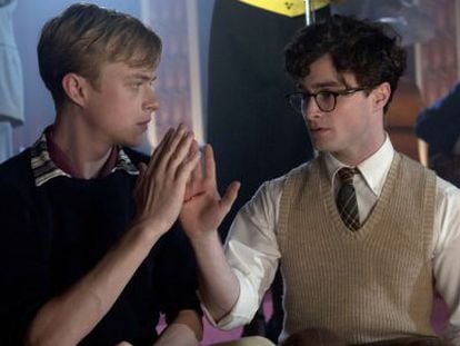 Daniel Radcliffe interpretando a Allen Ginsberg y Lucien Carr en 'Kill your darlings', una cinta polémica por tener a Harry Potter besando a otro hombre. Sí, aún seguimos ahí.