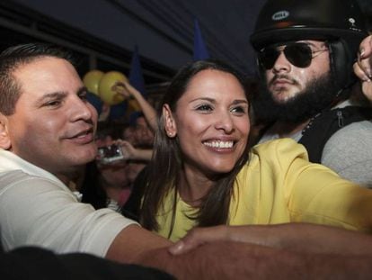 Fabricio Alvarado celebra los resultados de las elecciones 2018 con sus seguidores.
