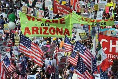 Miles de personas se manifiestan en el centro de Los Ángeles en favor de los derechos de los inmigrantes indocumentados y contra la nueva ley de Arizona.