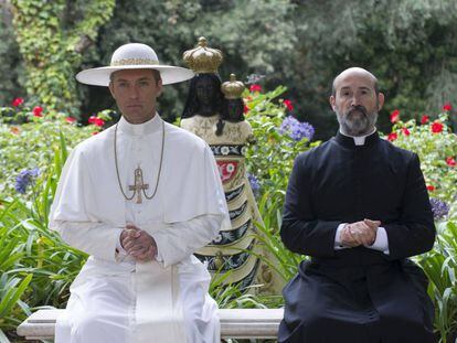 Jude Law y Javier Cámara en 'The Young Pope', serie dirigida por Paolo Sorrentino que presenta a un Papa como nadie lo había hecho en la ficción. En vídeo, tráiler de 'The New Pope'.