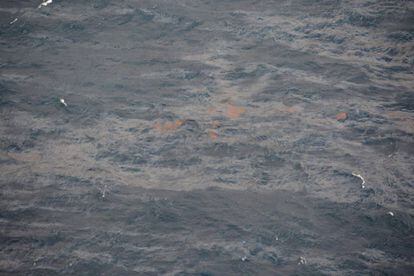 Vista tomada este miércoles de la mancha de crudo de 10 km de largo y 1 km de ancho vertidos por el buque italiano Grande America, del armador Grimaldi Group.