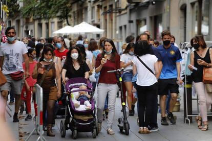 People walking through the center of Girona. CRISTÓBAL CASTRO