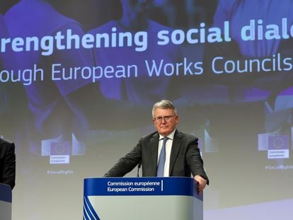 El vicepresidente ejecutivo de la Comisión Europea, Valdis Dombrovskis, junto con el comisario de Trabajo y Derechos Sociales, Nicolas Schmit.