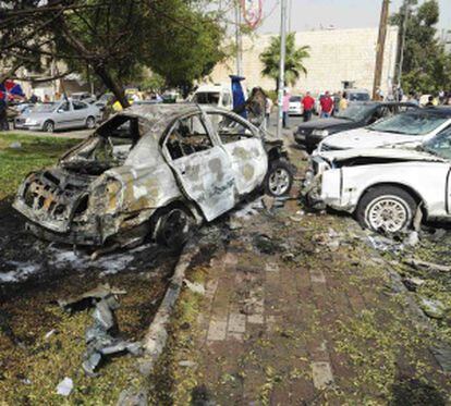 Los restos de un vehículo alcanzado por el atentado cometido este domingo en el barrio cristiano damasceno de Bab Touma.