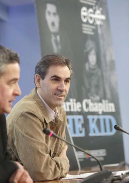El viceconsejero de Cultura Joxean Muñoz y el director de la joven orquesta,
Juan José Ocón.