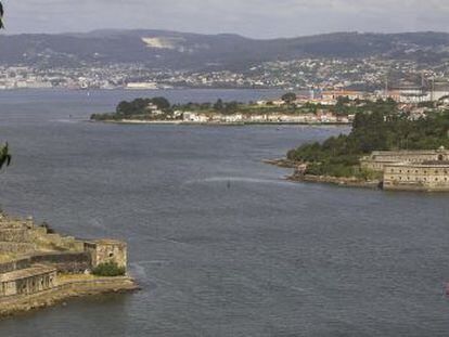 Entrada a la r&iacute;a de Ferrol con los castillos de San Felipe y La Palma.