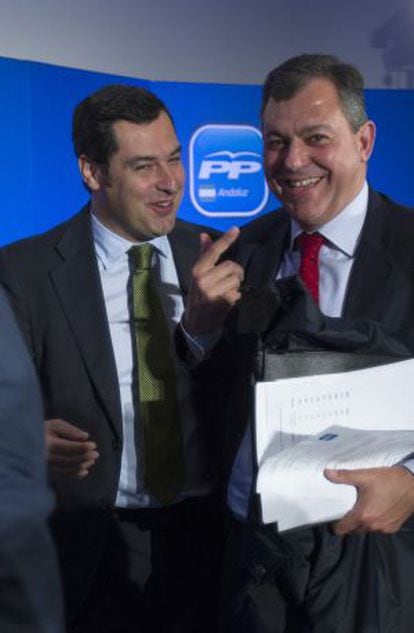 Juan Manuel Moreno (a la izquierda) y José Luis Sanz, en una reunión de la ejecutiva del PP andaluz.