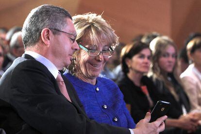 El alcalde de Madrid, Alberto Ruiz-Gallardón, y la presidenta de la Comunidad, Esperanza Aguirre, ayer en el Ayuntamiento de la capital.