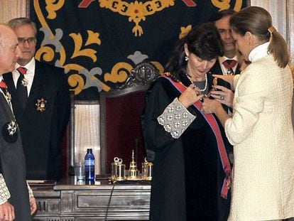Mar&iacute;a Dolores Cospedal impone la Gran Cruz de la Orden de San Raimundo de Pe&ntilde;afort a Concepci&oacute;n Espejel en febrero de 2014.