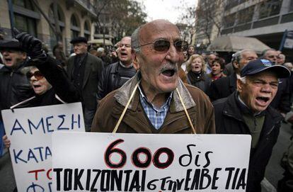 Un grupo de jubilados protesta en Atenas contra los recortes