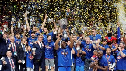 Los jugadores del Efes celebran la conquista de la Euroliga