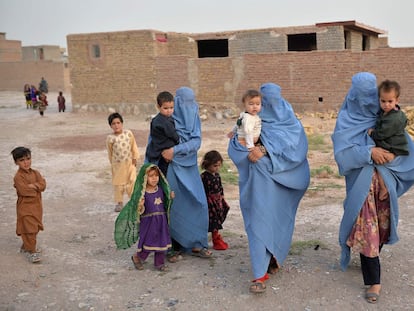 Una familia desplazada por el conflicto desde Qala-i- Naw llega al distrito de Enjil, en Herat, el pasado 8 de julio.