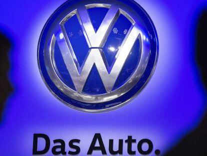 Logo de Volkswagen y su eslogan &quot;El coche&quot; en el estand de la marca alemana en la Feria del Autom&oacute;vil de Fr&aacute;ncfort (Alemania).