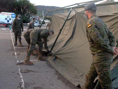 Un equipo militar monta un hospital de campaña para pacientes con covid-19 el 23 de octubre en el aparcamiento del Hospital de Cabueñes (Gijón).