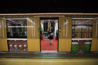 Un coche de la línea 6 del Metro de Madrid decorado con motivos navideños.
