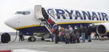 Decenas de pasajeros suben a un avión de la compañía aérea Ryanair.