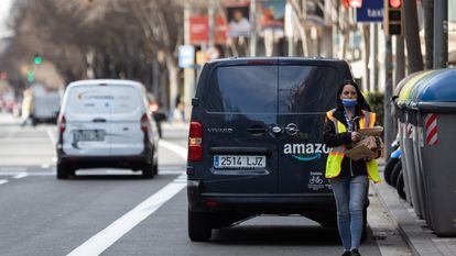 Una repartidora de Amazon en Barcelona, en una imagen de archivo.
