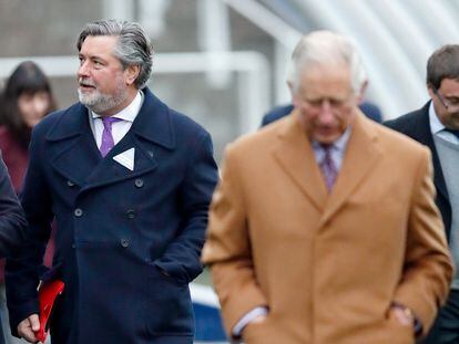 Michael Fawcett, exsecretario personal de Carlos de Inglaterra, camina detrás del heredero en un evento en Ascot celebrado en noviembre de 2018.