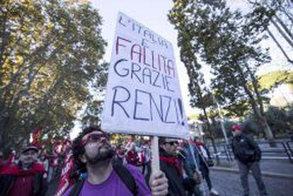 Manifestantes hoy en Roma contra la reforma laboral del Gobierno de Renzi.