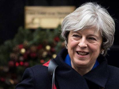 La primera ministra brit&aacute;nica, Theresa May, acude a una sesi&oacute;n de control en el Parlamento en Londres este mi&eacute;rcoles. 