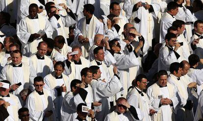 Un grupo de sacerdotes espera el comienzo de la misa inaugural del pontificado del papa Francisco en la plaza de San Pedro.
