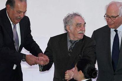 Carlos Slim (izquierda) ayuda a Gabriel García Márquez el martes en la inauguración del Soumaya.