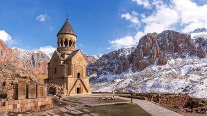 Monasterio armenio de Novarank construido en el fondo de un cañón en el siglo XIII.