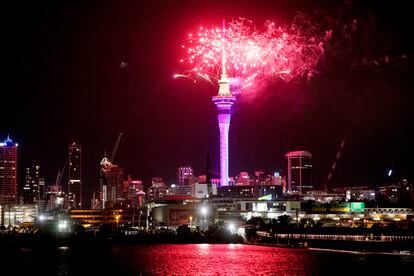 Fuegos artificiales sobre la Sky Tower situada en Auckland (Nueva Zelanda).