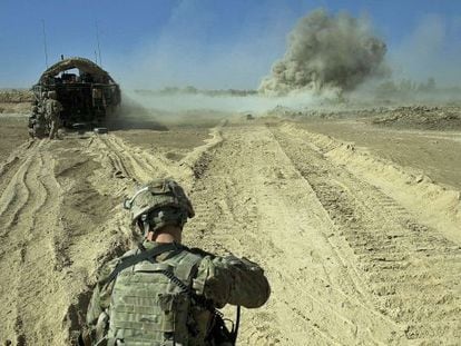 Un soldado de EE UU, en Kandahar, en una operaci&oacute;n de desactivaci&oacute;n de explosivos.