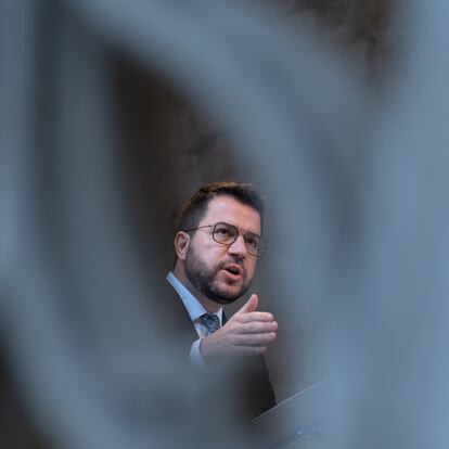 El presidente de la Generalitat, Pere Aragonés, comparece tras el anuncio de la reforma del delito de sedición, a 11 de noviembre de 2022, en Barcelona, Cataluña (España). El presidente del Gobierno ha anunciado la presentación de forma inmediata en el Congreso de una proposición de ley para reemplazar el delito de sedición por otro delito de ‘desórdenes públicos agravados’ y con penas más bajas. Aragonès ha asegurado que la eliminación del delito de sedición es "un paso indispensable en la desjudicialización", mientras que otros grupos políticos como el Partido Popular y Vox lo han tachado de ‘traición’.
11 NOVIEMBRE 2022;BARCELONA;CATALUÑA;CATALUNYA;REFORMA SEDICIÓN DESÓRDENES PÚBLICOS
David Zorrakino / Europa Press
11/11/2022