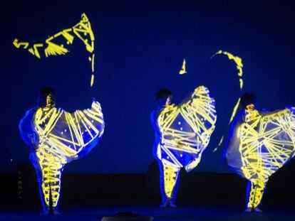 Bailarinas del espect&aacute;culo &#039;Dance With Drones&#039;, del japon&eacute;s Daito Manabe.