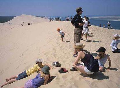 La duna de Pilat, la más alta de Europa, se sitúa al sur de la bahía de Arcachon y es una de las atracciones turísticas en este rincón de la región francesa de Gironde.